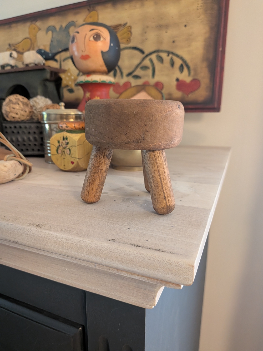 Rustic Wooden Three-Leg Mortar Stand — Natural Mini Wooden 3-Leg Stool Pedestal